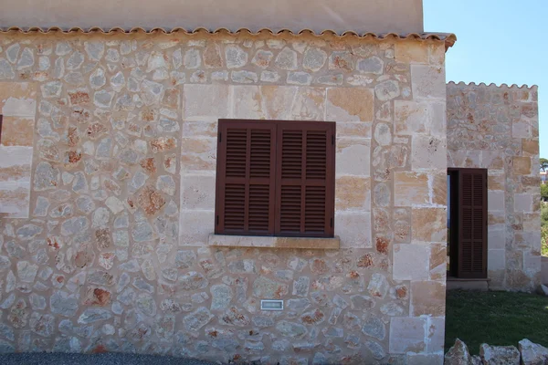 Fachada mediterrânica com janela — Fotografia de Stock