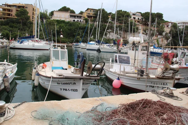 Barcos de pesca en el muelle — Foto de Stock