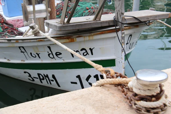 Рыбацкая лодка на пирсе — стоковое фото