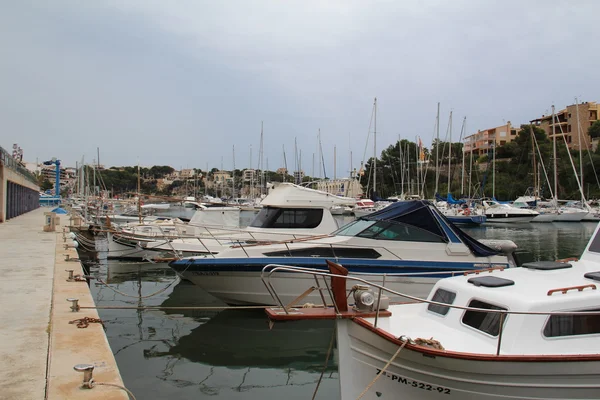 Barcos de pesca no cais — Fotografia de Stock