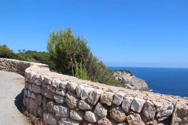 Stenen muur langs de kust — Stockfoto