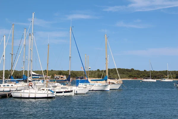 Barcos de pesca no cais — Fotografia de Stock