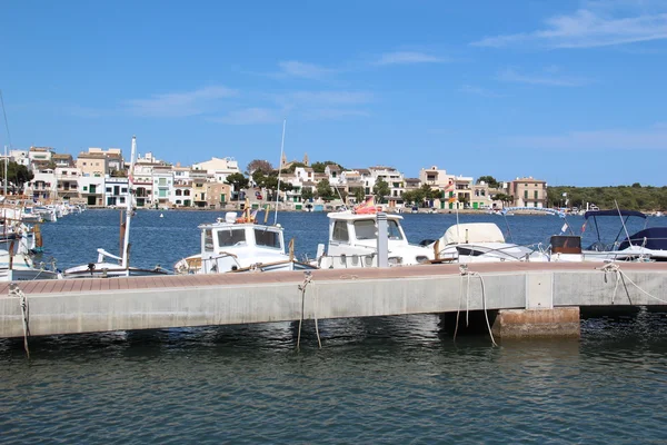 Barcos de pesca no cais — Fotografia de Stock