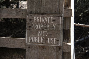 Ormandaki eski ahşap işareti