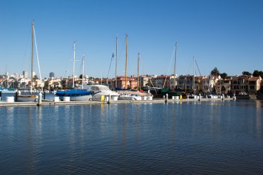 Tekneler ve yatlar açılış sahnede