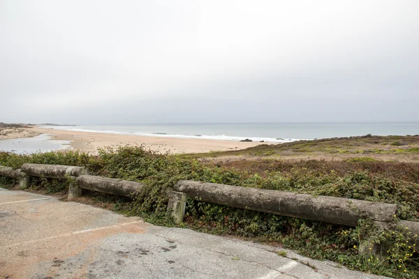 Muelle con valla de piedra en la orilla del mar — Foto de Stock