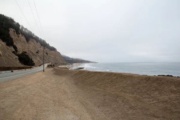 Camino bajo acantilado en la orilla del mar — Foto de Stock