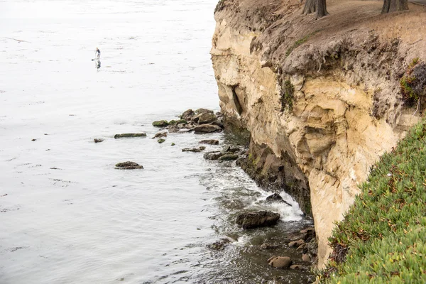 Brzeg morza kamieniste z trawy — Zdjęcie stockowe