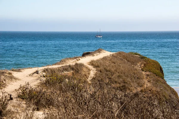 Sentier sablonneux au bord de la mer — Photo