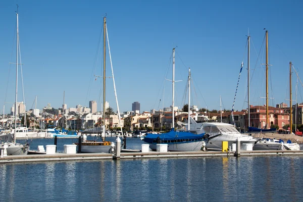 Boote und Yachten am Steg — Stockfoto