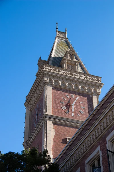 Rathaus mit Uhr — Stockfoto