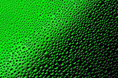 Cam zemin üzerinde tam ekran yeşil ve siyah su damlacıkları