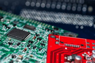 Seçici odaklı bilgisayar baskılı devre kartlarının soyut görünümü.