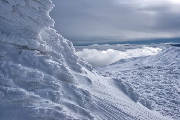 Une Crête Montagne Couverte Rime Dessus Des Nuages — Photo