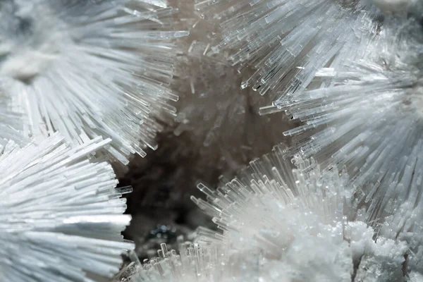 Makroaufnahme Transparenter Nadelförmiger Kristalle Von Natrolit Innerhalb Einer Geode Mit — Stockfoto