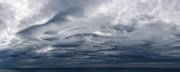 Vista Panorâmica Das Nuvens Escuras Sobre Horizonte Mar — Fotografia de Stock