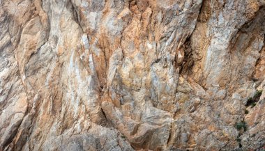 Gri-sarı kireç taşı uçurumu dokusu, yatay panoramik.