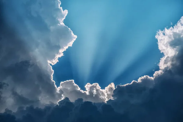 Los Rayos Del Sol Rompen Través Las Nubes Cúmulos Oscuros — Foto de Stock