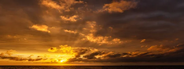 Dramática Puesta Sol Dorada Con Rayos Sol Sobre Mar Horizontalmente — Foto de Stock