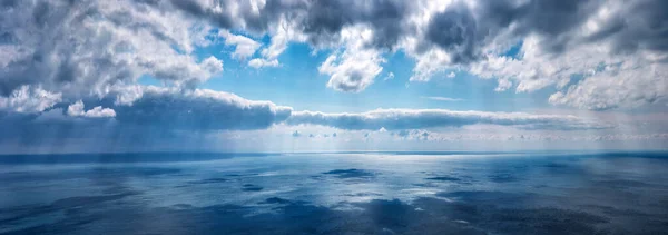 Moln Över Havet Sommardag Med Solstrålar Horisontellt Panoramautsikt — Stockfoto