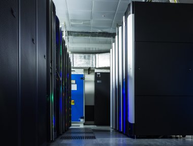 Sunucu odası ağ iletişim sunucu kümesinde bir sunucu odası