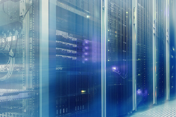 Стенд с серверным оборудованием и освещением в серверной комнате размытие движения
