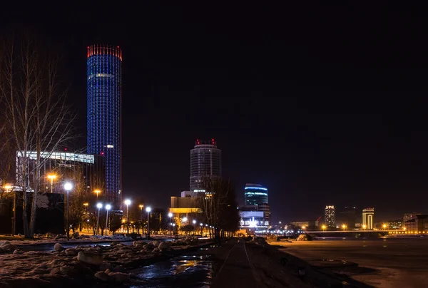 Yekaterinburg centro da cidade noite luzes de inverno desertas — Fotografia de Stock