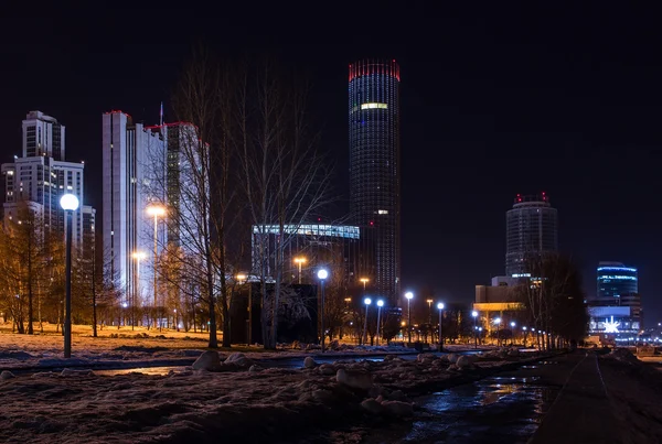 Ekaterimburgo centro de la ciudad noche invierno luces desiertas —  Fotos de Stock