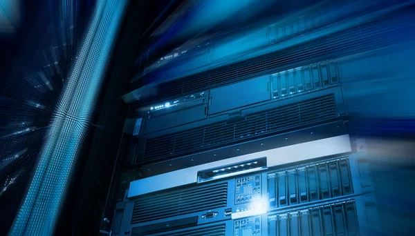 Armazenamento moderno de servidores de lâminas no data center vertical com borrão e movimento — Fotografia de Stock