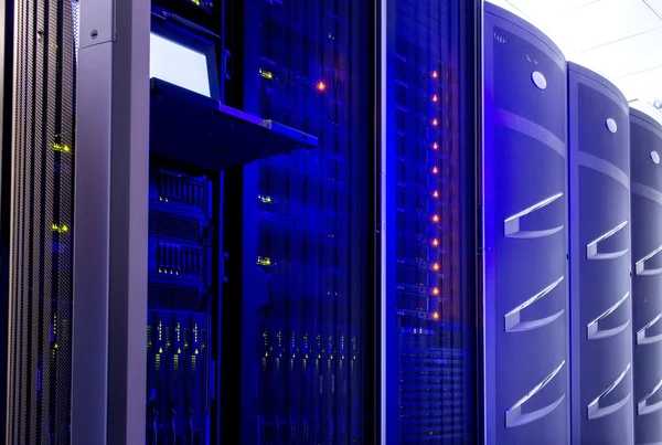 Hardware server per il data center con terminale di controllo — Foto Stock