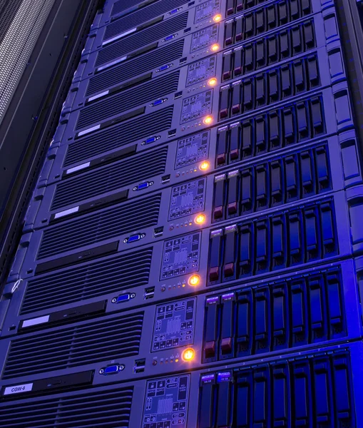 Moderna memorizzazione dei server blade nel data center verticale — Foto Stock
