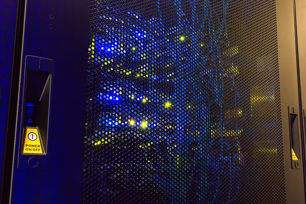  arka anahtarlama Ekipmanı içinden ışıklı raf tipi sunucu