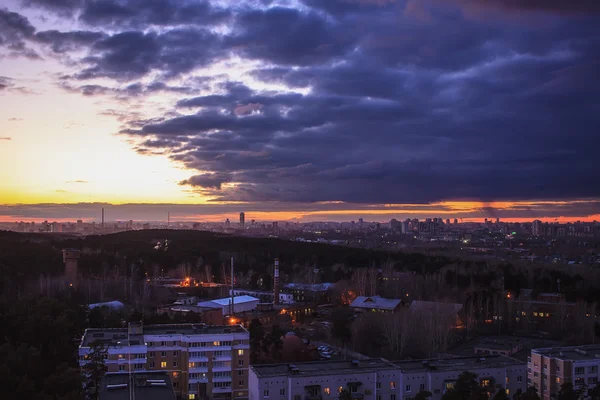 Yekaterinburg üzerinden günbatımı alacakaranlık gece bulutlu