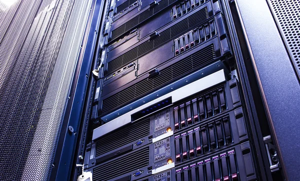 Sunucu odasındaki disk depolama bıçakları