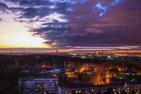 Yekaterinburg üzerinden günbatımı alacakaranlık gece bulutlu