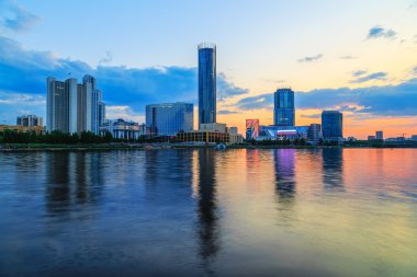 Şehir gölet ve Yekaterinburg şehrin iş parçası üzerinde turuncu günbatımı