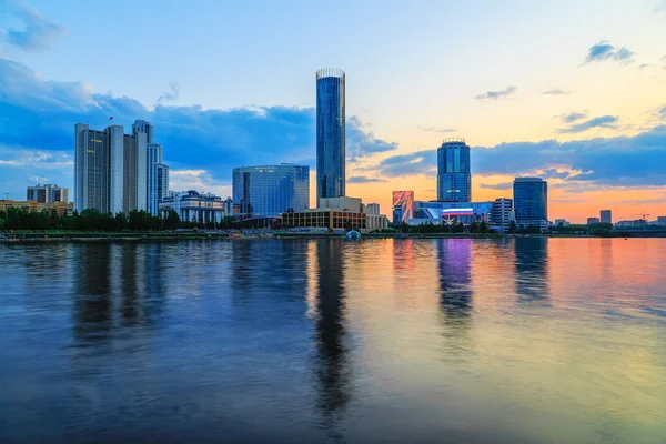 Şehir gölet ve Yekaterinburg şehrin iş parçası üzerinde turuncu günbatımı