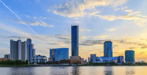 Ekaterinburg Yaz gökyüzü güneşli iş merkezinde akşam