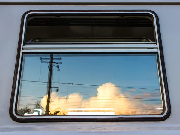 Відображення хмар і стовпа вікна поїзда — стокове фото