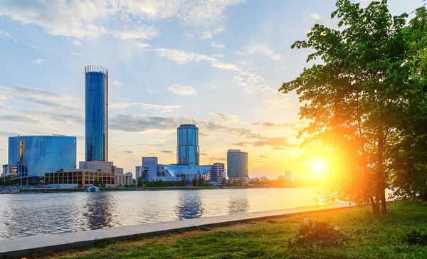 Güneş ve yaz aylarında şehir merkezine ve şehir birikintisi Yekaterinburg günbatımı güzel