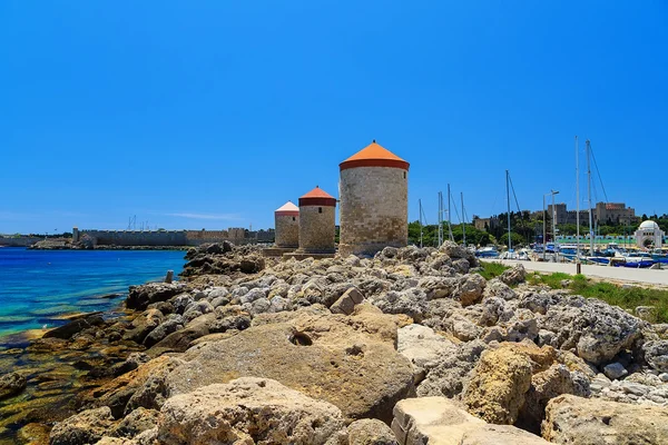 Mulini a vento Mandraki Harbour sull'isola di Rodi Grecia. Giornata di sole — Foto Stock