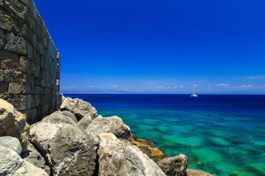 Deniz ve taş güneşli gün görünümünden Fort Rodos