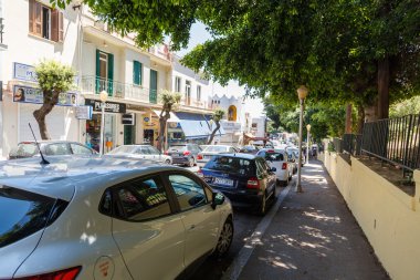 Rhodes, Yunanistan - 5 Haziran 2016: Sokak araba şehir Rodos, Oniki Ada, Yunanistan ile