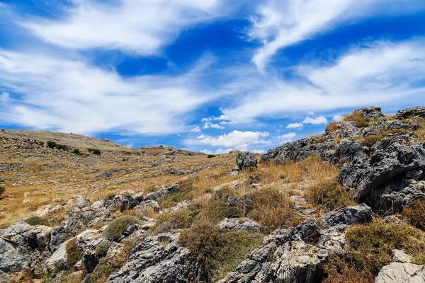 Bulutlar arka plan üzerinde volkanik kayaçların dağlık manzara — Stok fotoğraf