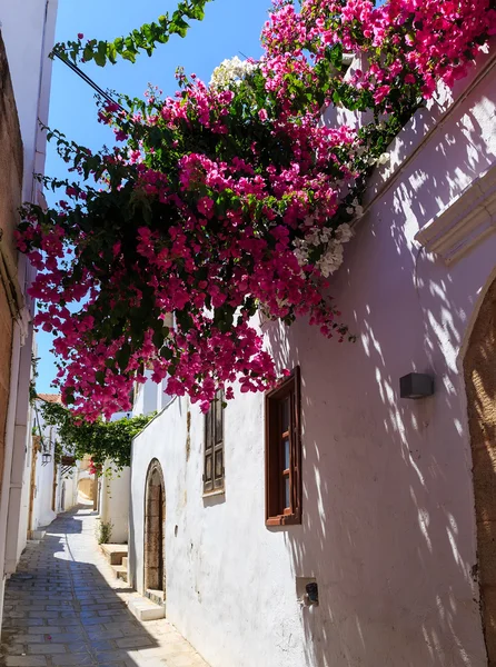 Foto de rua estreita em Lindos. Rhodes, Grécia — Fotografia de Stock