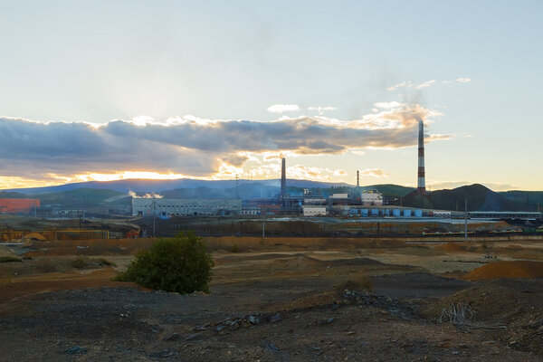Промышленный ландшафт в Карабаше, Челябинская область, Россия
