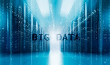 Modern sunucu odası simetrisi süper bilgisayarları sıralıyor. Dijital dünya kavramı veri merkezinin sunucularına yayıldı