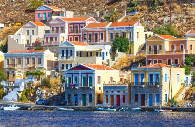 Yunanistan. Dodecanesse. Ada Symi Simi. Kayalıklardaki renkli evler