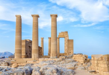 Yunanistan. Rodos. Lindos akropolü. Antik Athena Tapınağı 'nın Doric sütunları MÖ IV.