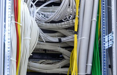 Veri Merkezi 'nde büyük bir grup leylak utp internet kablosu